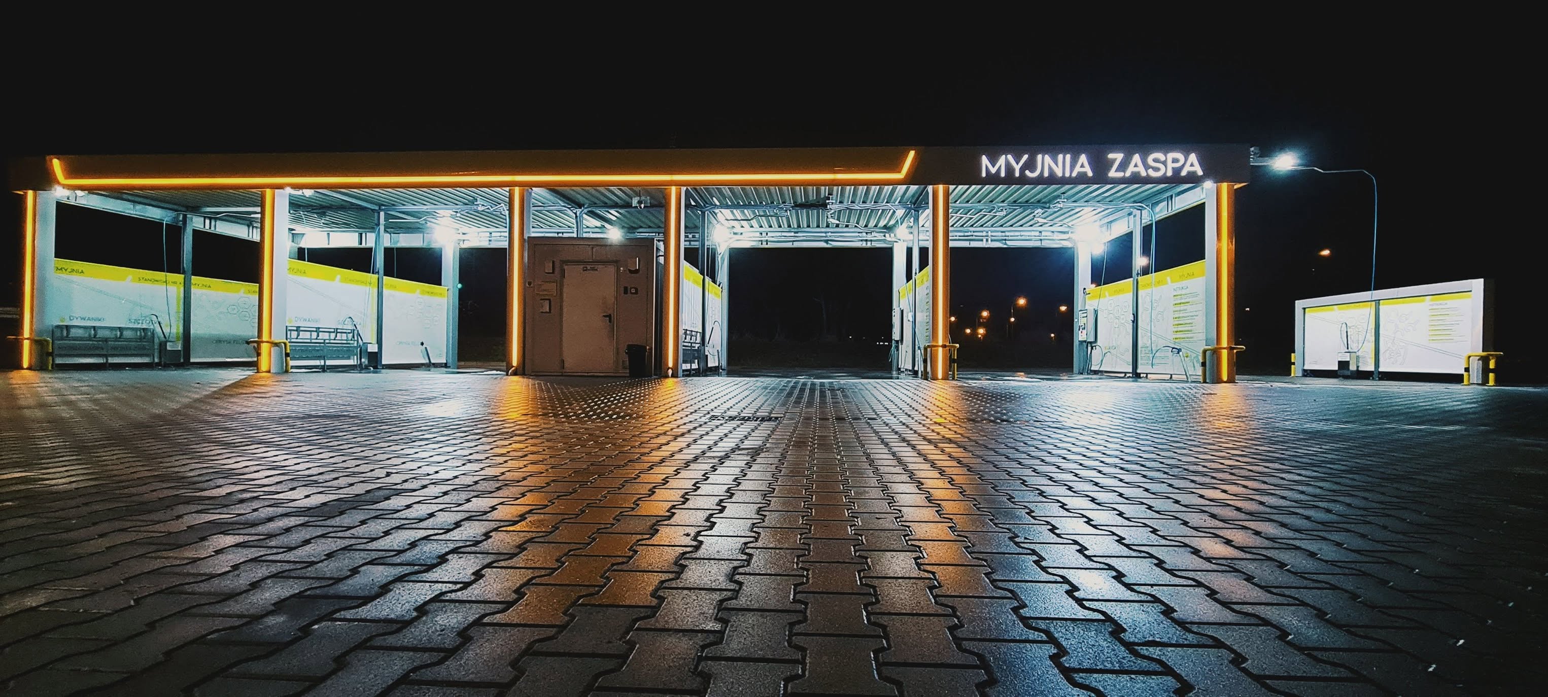 Oświetlona Myjnia Zaspa nocą